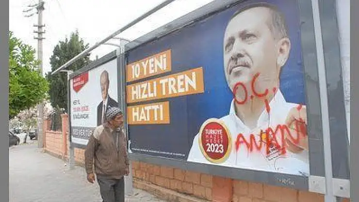 BAŞBAKANIN FETHİYE BİLBOARDLARINDAKİ AFİŞLERİNE SPREY BOYA İLE KÜFÜR YAZDILAR