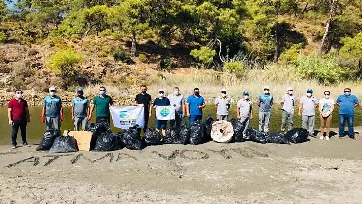4 saatte 850 kilogram çöp topladılar