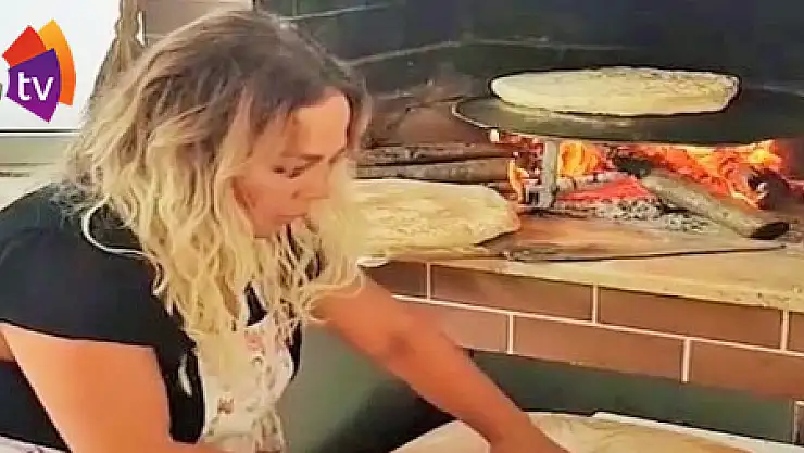 Safiye Soyman hamur açıp ekmek pişirdi