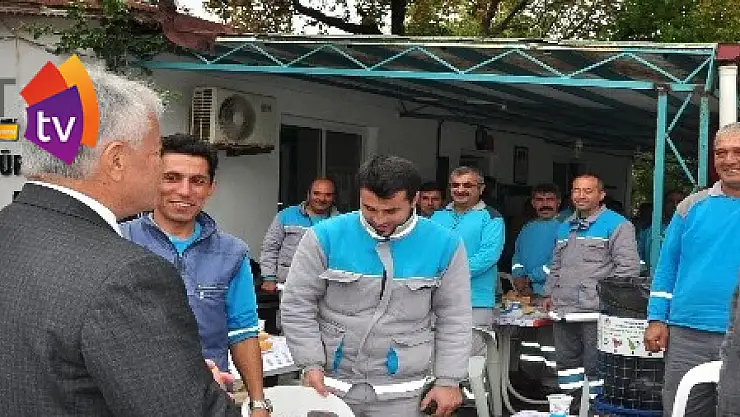 Dağdan toplayıp arkadaşlarına ziyafet çektiler