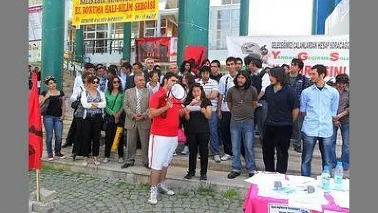 FETHİYE'DEKİ GENÇLER YGS'YE TEPKİ EYLEMİNDE BULUNDU