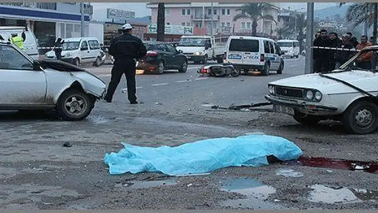 OTOMOBİLLERİN ARASINDA SIKIŞIP HAYATINI KAYBETTİ