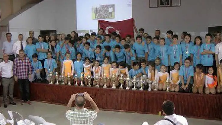 GAZİ  İLKÖĞRETİM OKULU SPORDAKİ BAŞARILARINI SERGİLEDİ