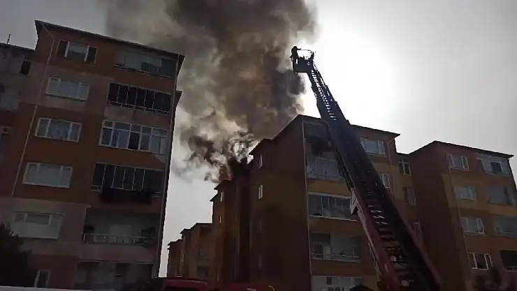 7 Katlı Apartmanın Çatısı Alev Alev Yandı