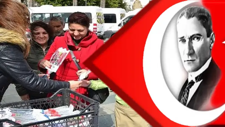 Bodrum'da kadınlara kırmızı karanfil