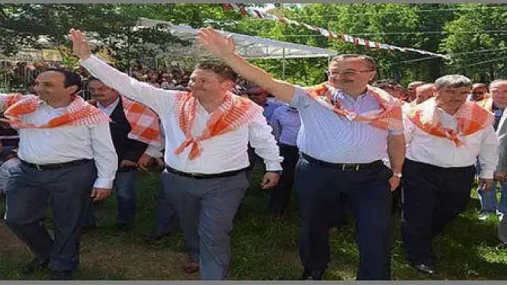 AK PARTİLİ ADAYLARDA GÜREŞLERİ İZLEDİ