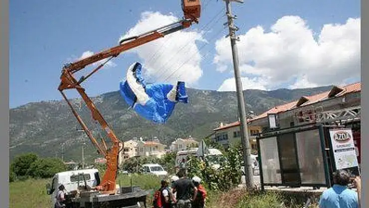 FETHİYE'DE PARAŞÜTÇÜ ELEKTRİK TELLERİNDEN CANINI ZOR KURTARDI