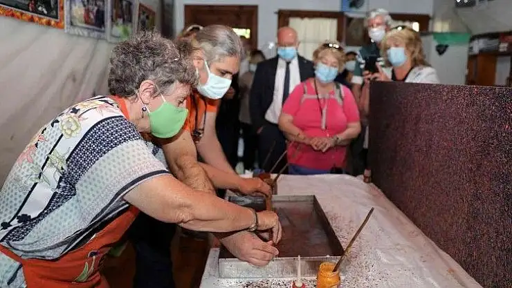ABD'li turistler Ebru sanatına merak sardı