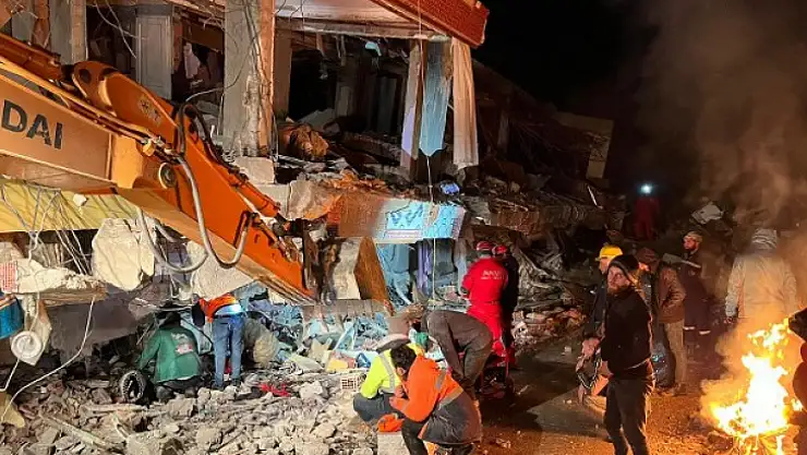 AKUT FETHİYE EKİBİ 21 VATANDAŞI ENKAZ ALTINDAN KURTARDI