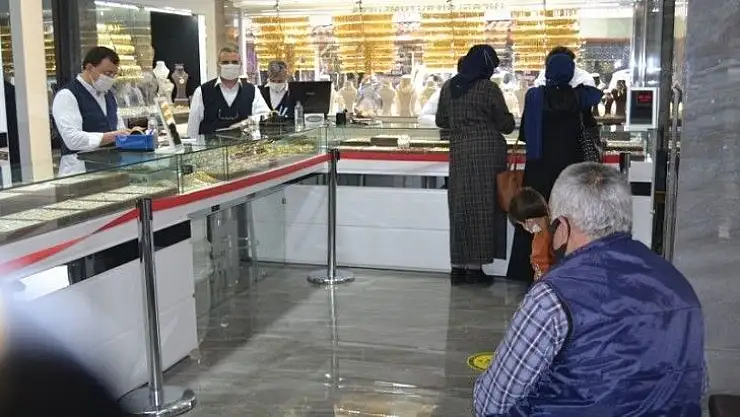 Altın fiyatlarının düşmesi sevgililere yaradı