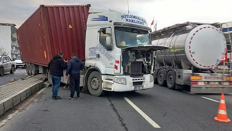 Araca çarpmamak için manevra yapan tır, refüje çıkıp karşı şeride geçti