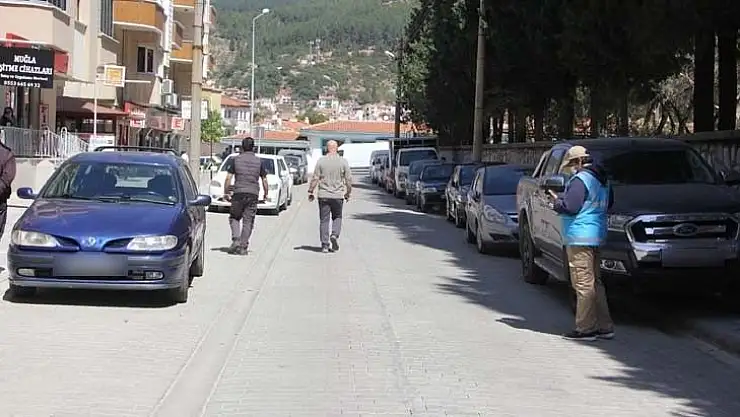 Araçlar kaldırımlarda, yayalar yollarda, denetim yok!