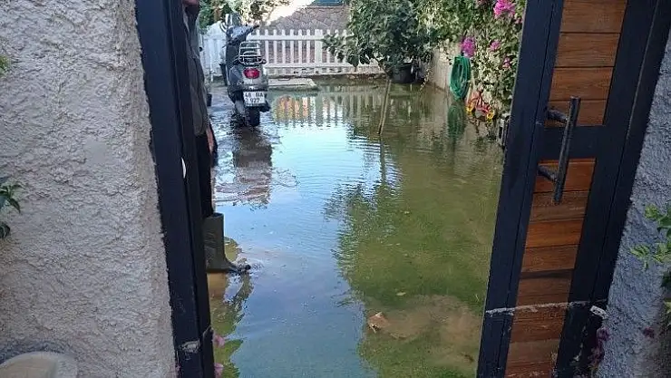 Asfalt bomba gibi patladı minibüs çukura düştü, süpermarketi su bastı