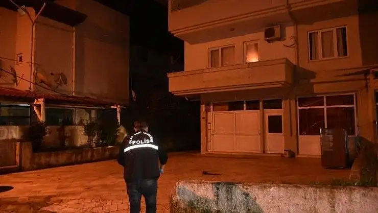 Babasını kalbinden bıçaklayıp öldürdü