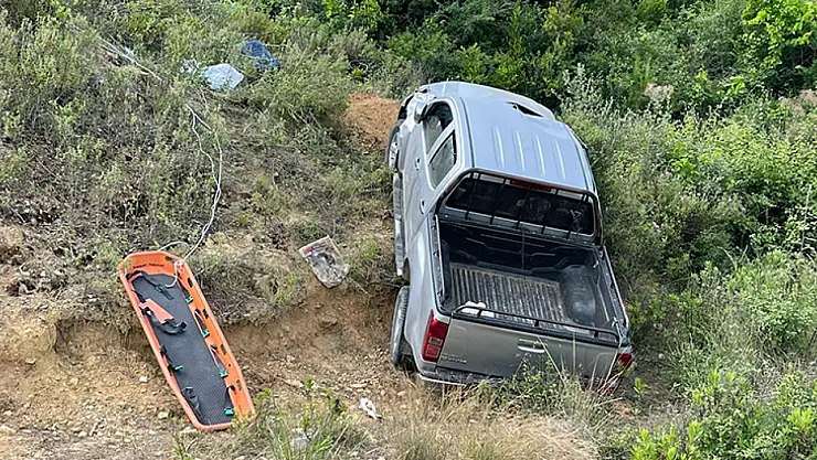 Bahçe İşinden Dönen Aile Kamyonetle Şarampole Yuvarlandı: 1 Ölü, 1'i Çocuk 3 Yaralı