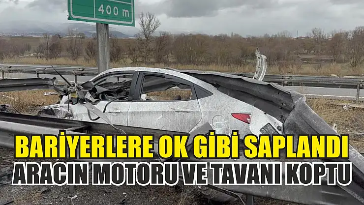 Bariyerlere ok gibi saplanan aracın motoru ve tavanı koptu