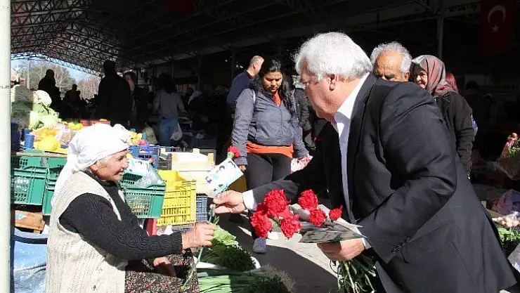 Başkan Akkaya'dan kadınlara karanfil