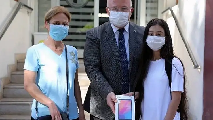 BAŞKAN GÜMÜŞ'TEN ÖĞRENCİLERE TABLET