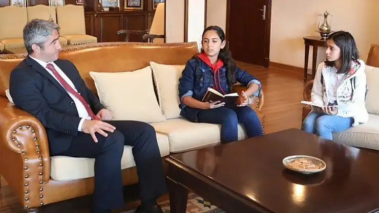 Başkan Oktay küçük gazetecilerin sorularını yanıtladı