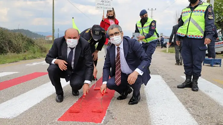 Başkan Otgöz, yaya şeridini kırmızıya boyadı