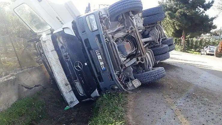 Beton direği yıkan kamyon şarampole devrildi: 1 yaralı