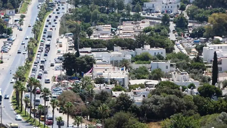 Bodrum'a tatilci akını başladı: Trafik kilitlendi, sahillerde adım atacak yer kalmadı