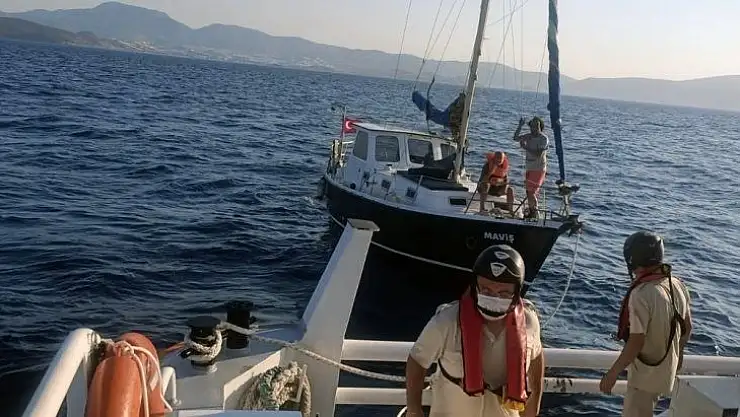 Bodrum açıklarında makine arızası yapan tekne kurtarıldı