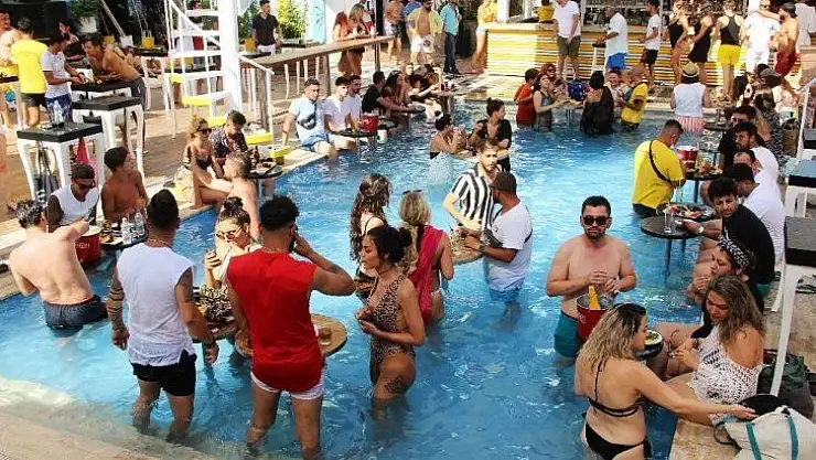 Bodrum'da sahiller doldu, trafik durma noktasına geldi