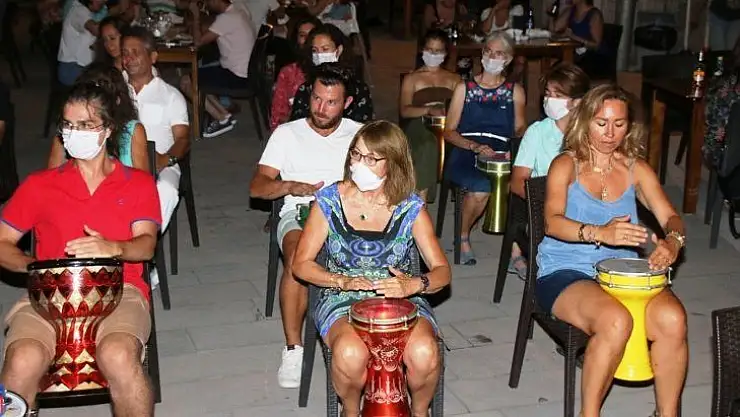 BODRUM'DAKİ SAĞLIK ÇALIŞANLARI USTA SANATÇI İLE RİTİM TUTTULAR