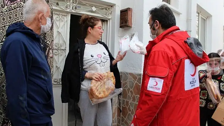 Bu kez sıcak pidenin yanında maske ve dezenfektan dağıttılar