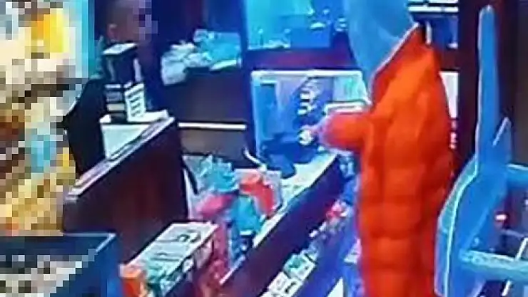 Çaldıkları çantadaki kredi kartının temassız limitinden faydalanan hırsızlar yakalandı
