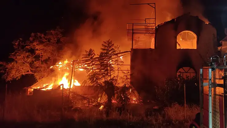 Çiftlikte 3 katlı villa alevlere teslim oldu