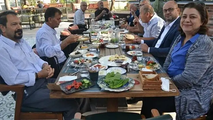 ÇOBAN MUHTARLAR İLE KAHVALTILI TOPLANTIDA BULUŞTU