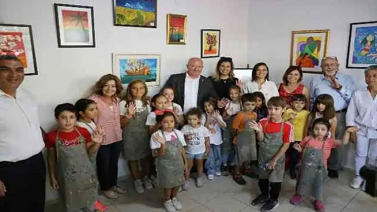 ÇOCUKLAR, DÜNYASINI TUALLERE YANSITTI