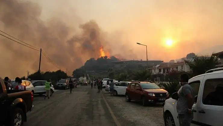 Çökertme'de rüzgarın etkisiyle alevler bir anda yükseldi