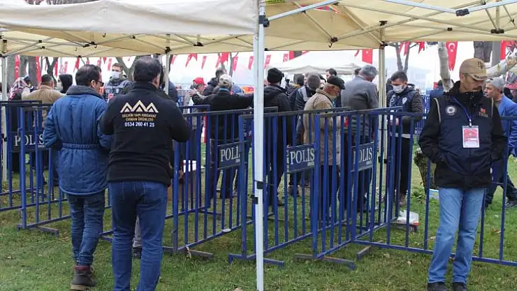 CUMHURBAŞKANINI GÖRMEK İÇİN SOĞUĞA ALDIRIŞ ETMEDEN SAATLER ÖNCESİNDEN MEYDANLARI DOLDURDULAR