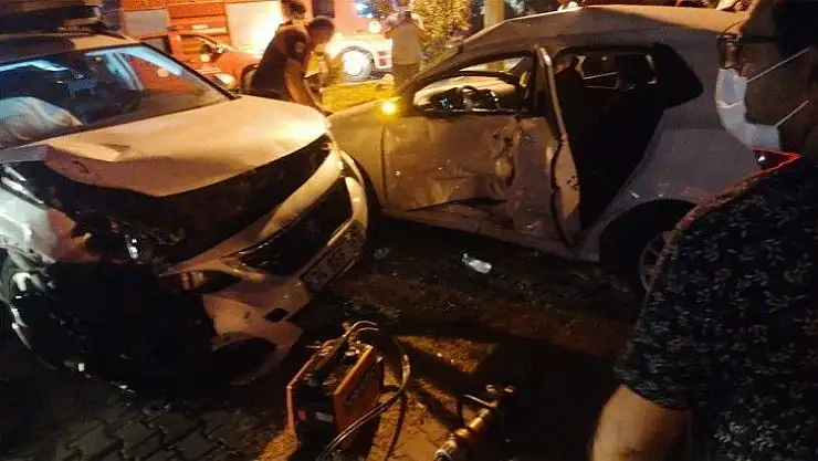 Dalaman'da otomobiller çarpıştı: 3 yaralı