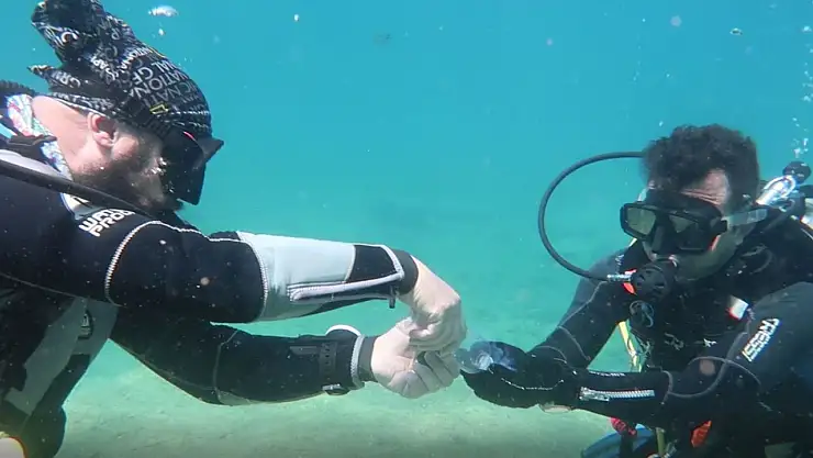 Dalgıçlar deniz dibinde bayramlaştı