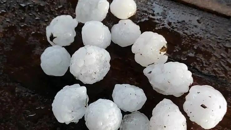 Datça'ya fındık büyüklüğünde dolu yağdı