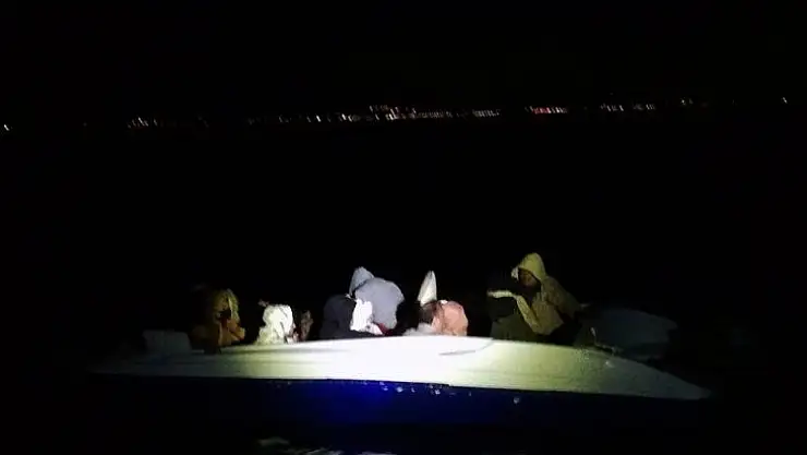 Denizde sürüklenen 13 sığınmacı kurtarıldı