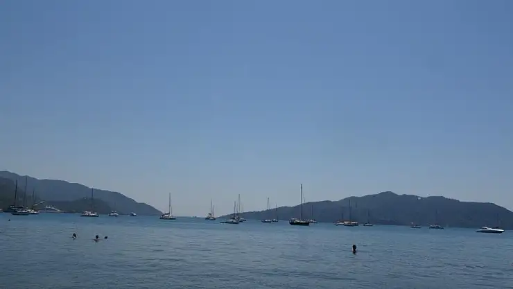 Denizdeki teknelerin çokluğu dikkat çekiyor
