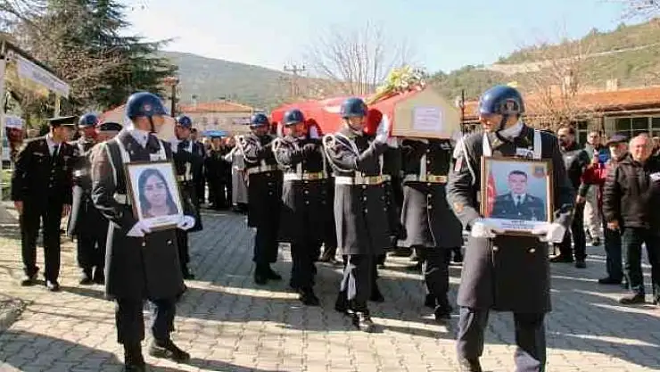 DEPREMDE GÖÇÜK ALTINDA KALAN BAŞÇAVUŞ VE KIZI TOPRAĞA VERİLDİ