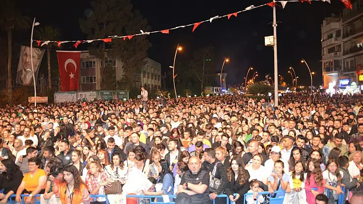 Derya Uluğ şarkılarıyla coştular