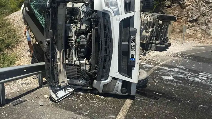 DEVRİLEN ÇİMENTO YÜKLÜ TIRDAKİ YANGIN SÖNDÜRÜLDÜ