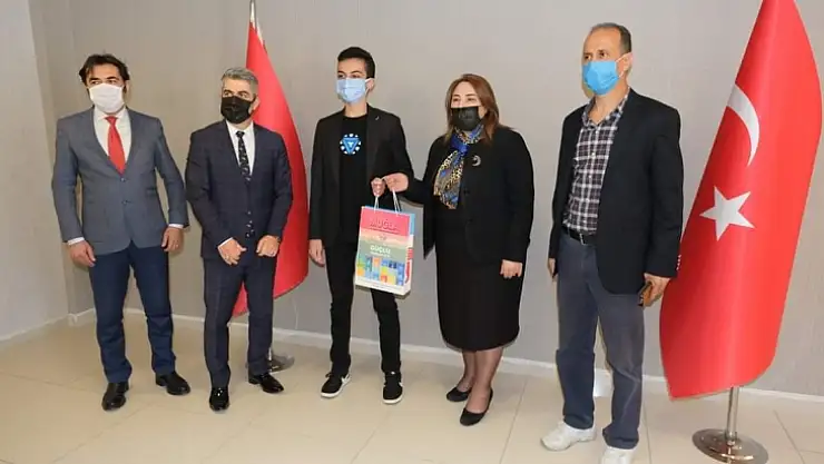 Dünya birincisi ve ikincileri ödüllerini Milli Eğitim Müdürü Töre'den aldı