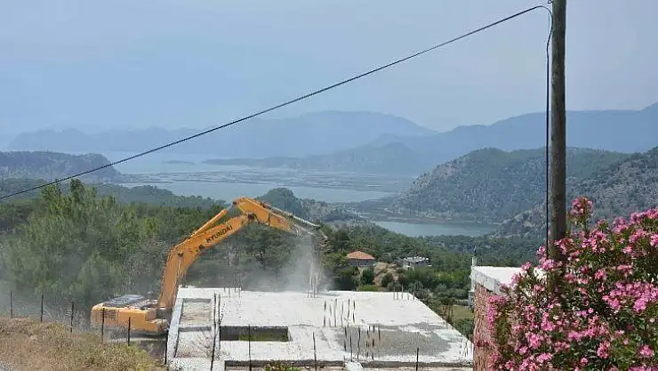 Dünyaca ünlü sahil manzaralı imara aykırı yapılar yıkılıyor