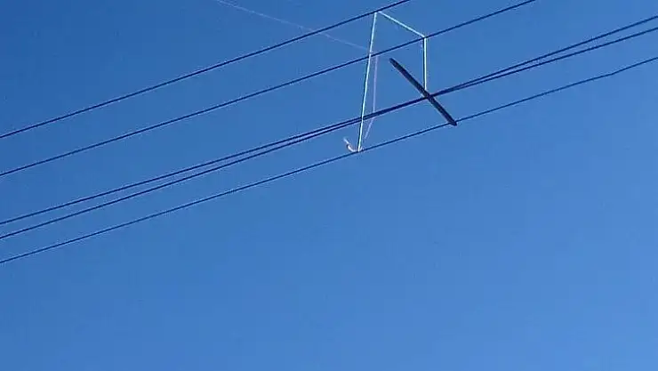 Elektrik hattına dolanan uçurtma yangın çıkardı
