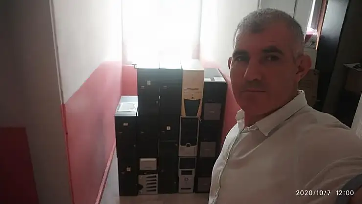 ELİ ÖPÜLESİ ÖĞRETMEN