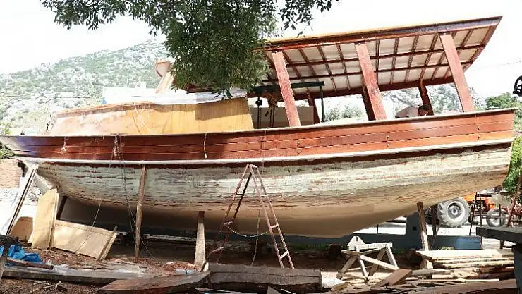 Evlerinin bahçesinde tekne yapıyorlar