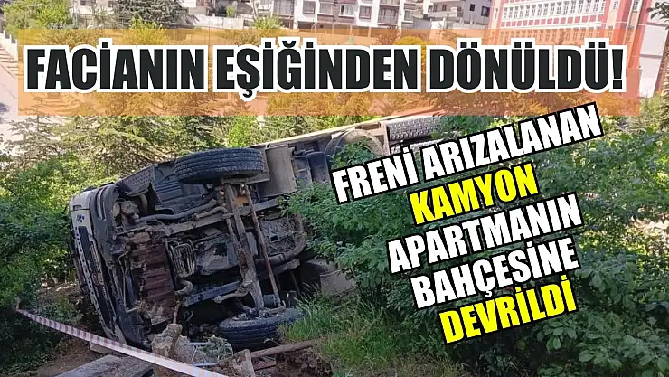 Facianın eşiğinden dönüldü! Freni arızalanan kamyon apartmanın bahçesine devrildi